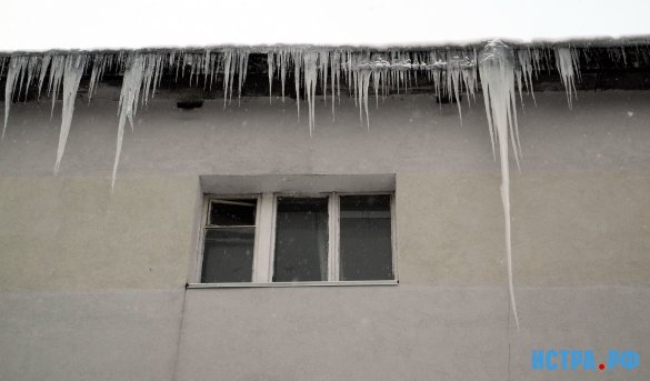 Последствия снегопада - наледи на крыше и сосульки